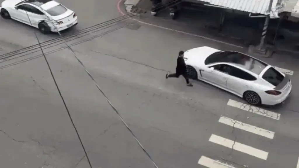 Hai tài xế xe sang kèn cựa, lao vào ẩu đả